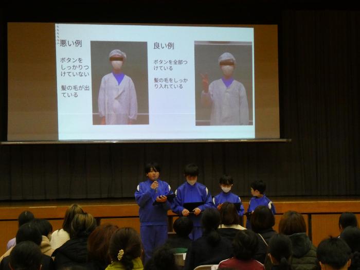 新入生の前で学校紹介をする健康委員会の1年生