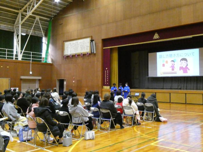 新入生の前で学校紹介をする学習委員会の1年生