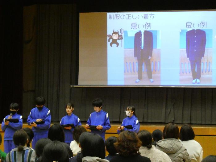 新入生の前で学校紹介をする生活委員会の1年生