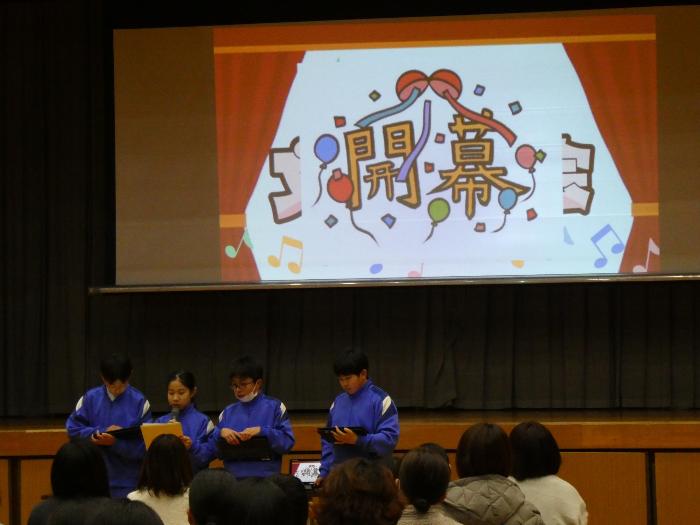 新入生の前で学校紹介をする文化委員会の1年生