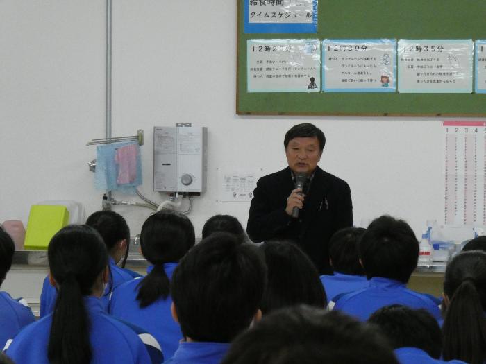 全校生徒の前で杵振り花馬祭りについて話す纐纈さん