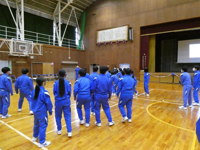 1年生が企画したレクを楽しむ全校生徒