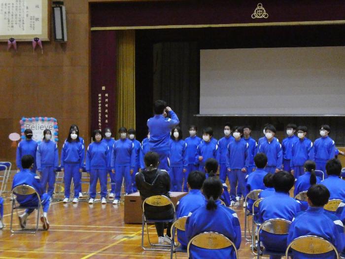 1･2年生の前で合唱を披露する3年生