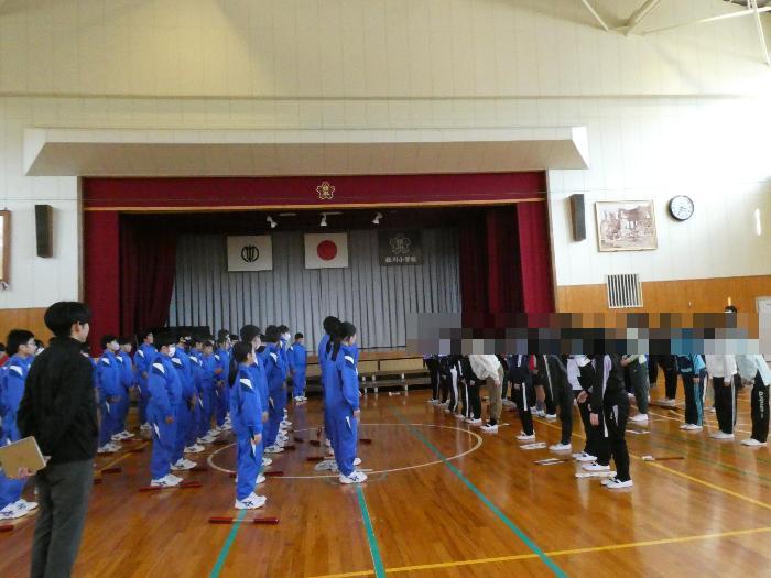 中学生にお礼を伝える小学生