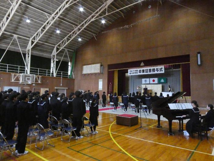 校歌を斉唱する全校生徒と教職員