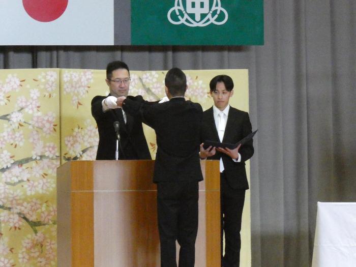 卒業証書を受け取る卒業生