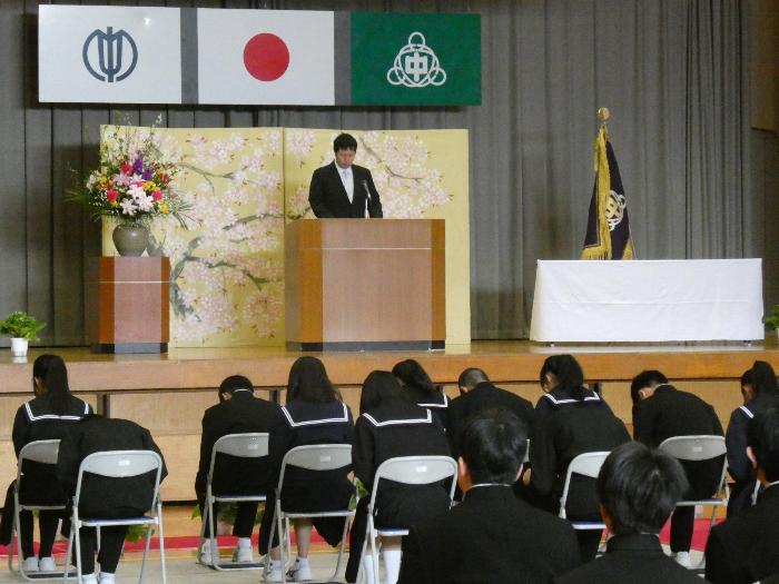 祝辞を述べるPTA会長