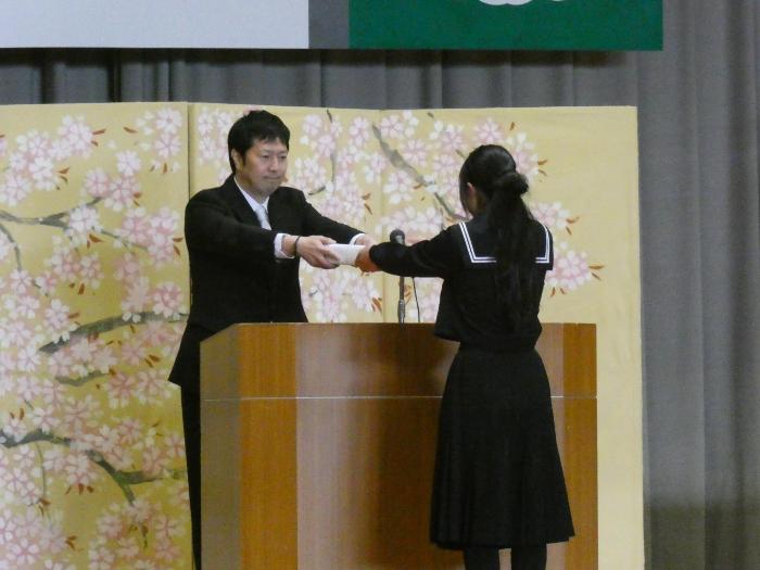 PTA記念碑品を授与される卒業生