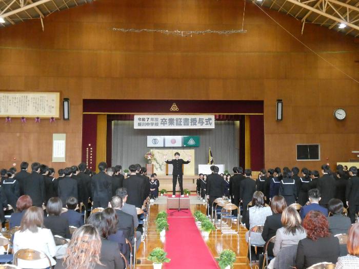 卒業生に歌をおくる在校生