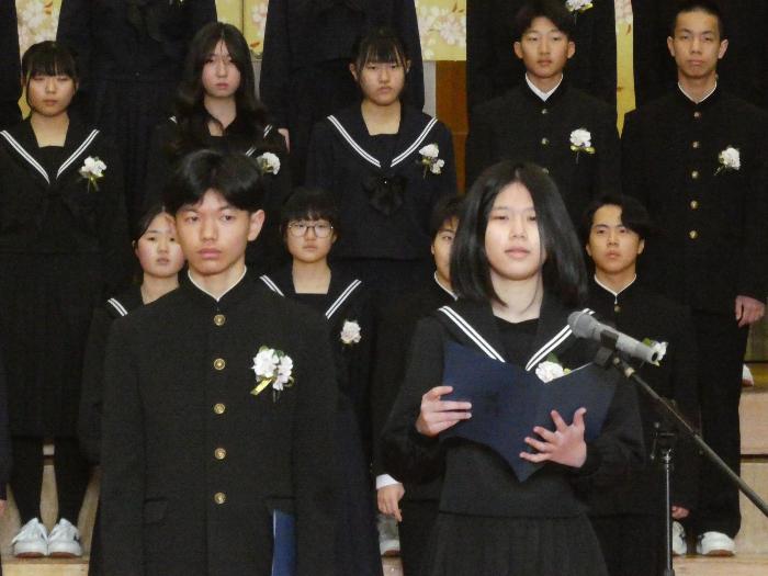 答辞を述べる卒業生代表