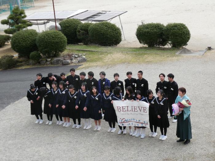 門出で校舎に向かって感謝の気持ちを伝える卒業生