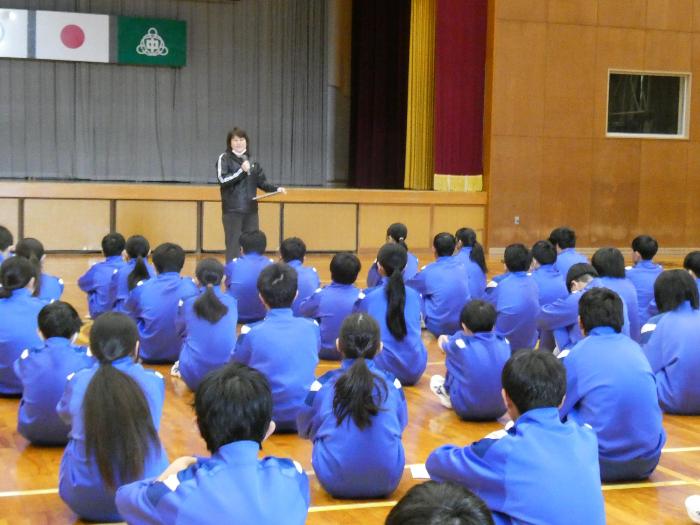 在校生に卒業式のお礼を述べる3年主任