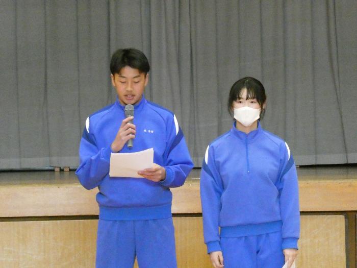 課題と今後の目標について述べる2年生代表