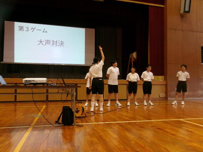 色決めゲームの大声対決で大声を張り上げる団リーダー