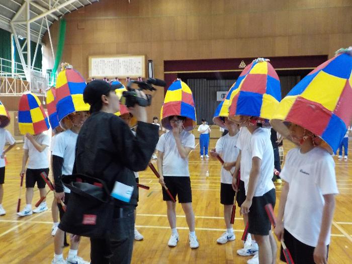 テレビ局の取材に応える男子生徒たち