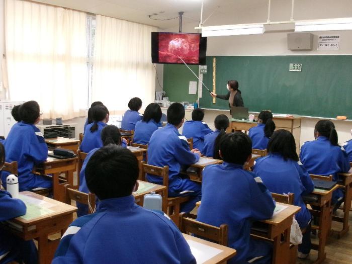 胎児の成長と母体の変化について説明する助産師の伊藤さん