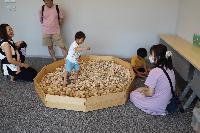 木のボールプールで遊ぶ子どもたち