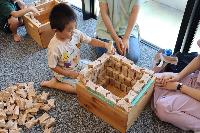 積み木で遊ぶ男の子