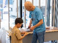講師から指導を受ける小学生の男の子