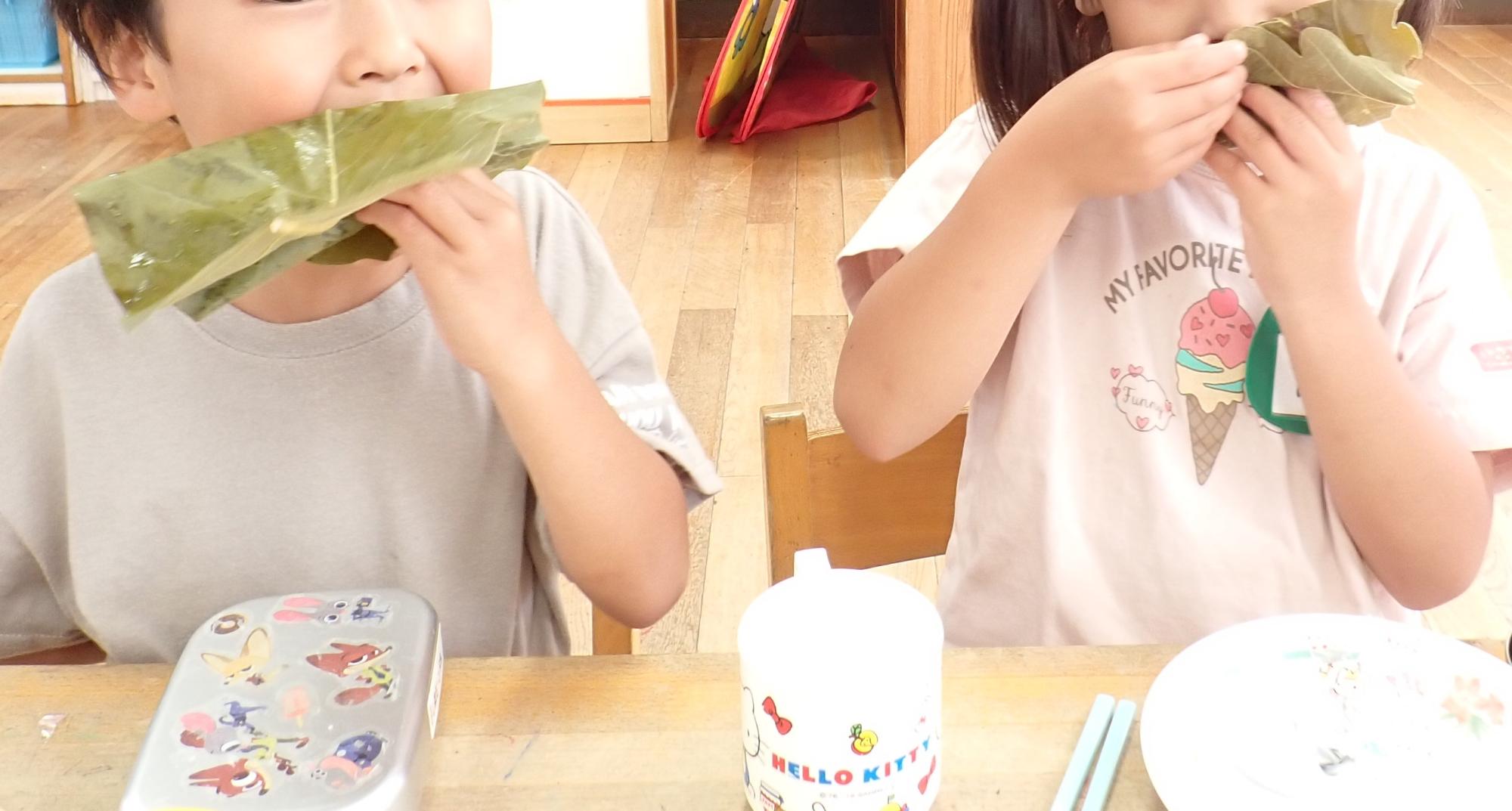 子供がほうば餅を食べている