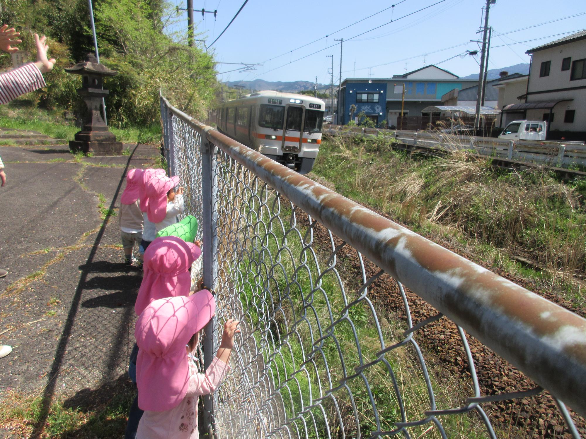 電車を見る子どもたち