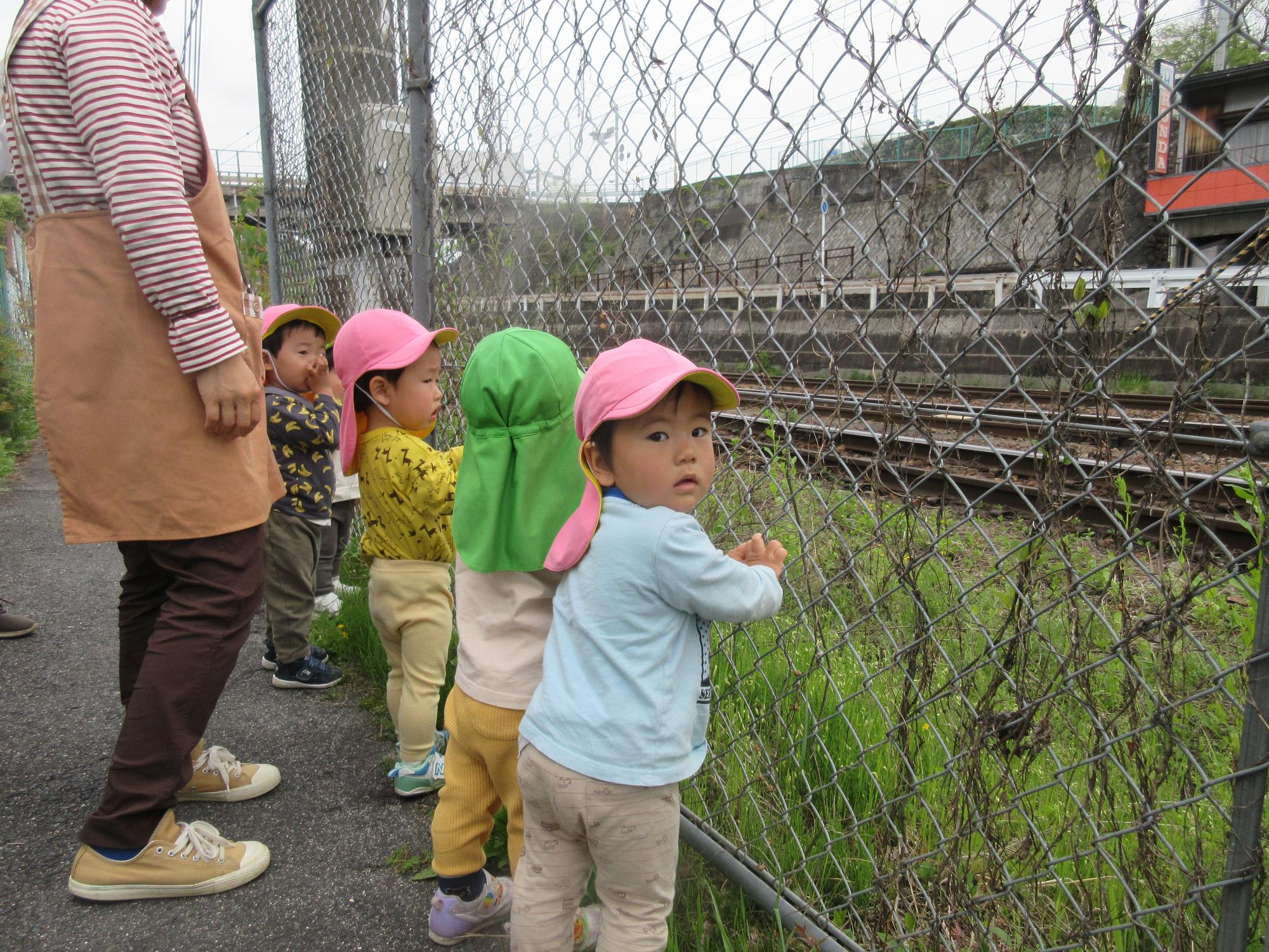 電車を待つ子ども