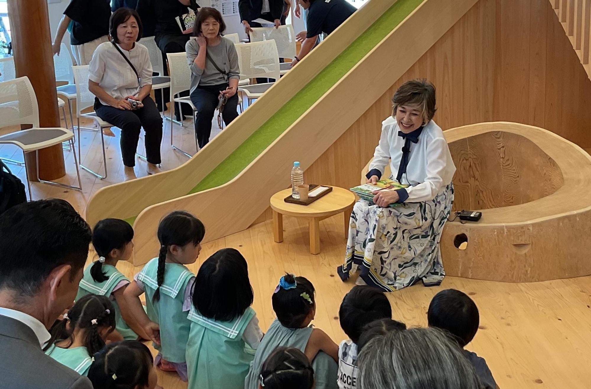竹下景子さんが絵本を読んでいます