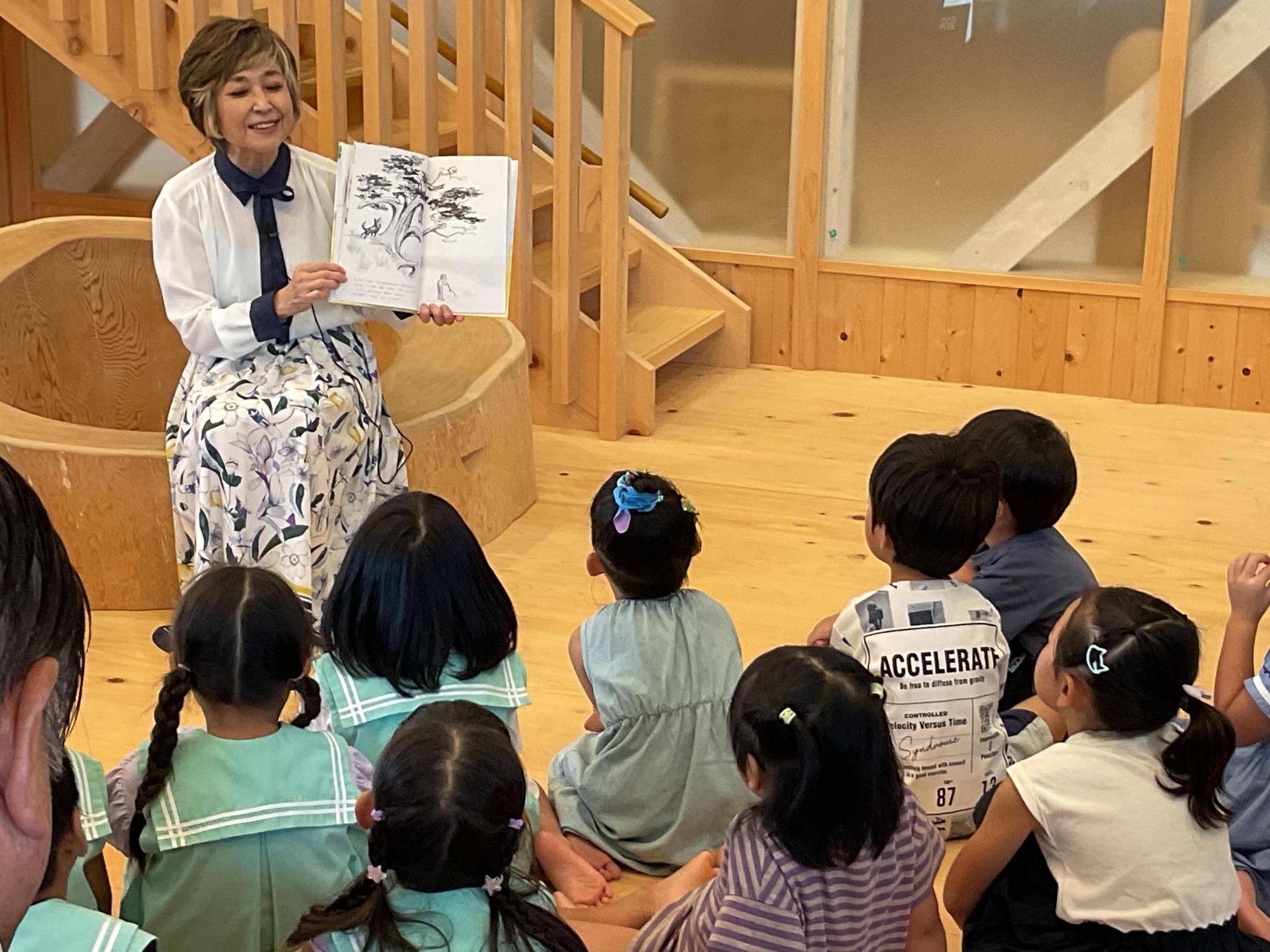 みんなで絵本を読んでいます