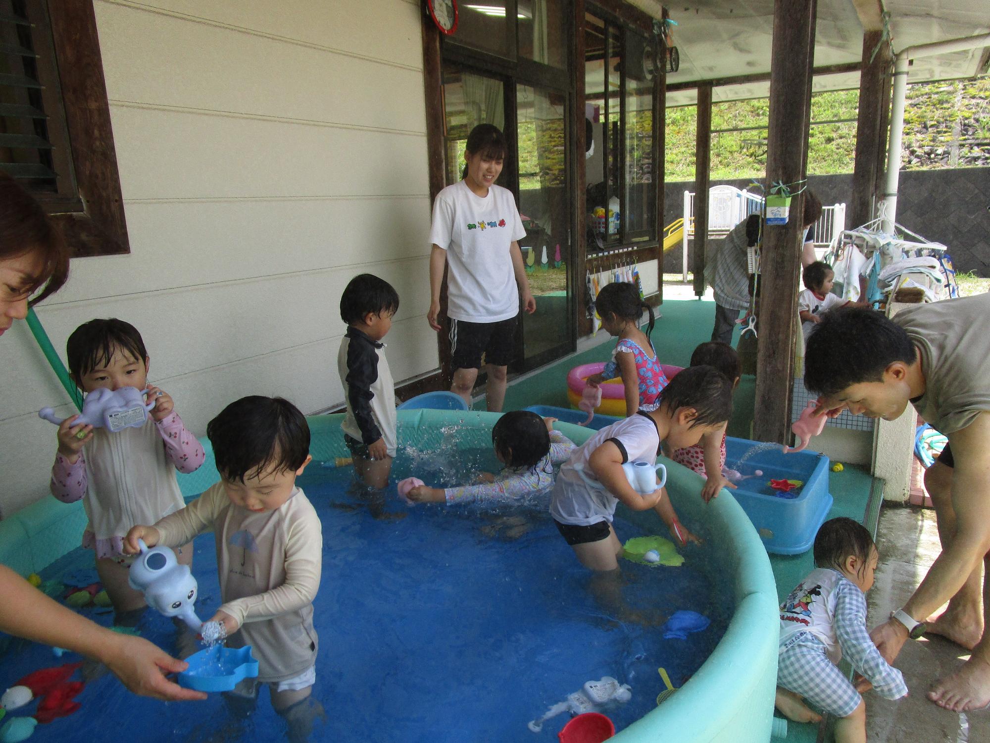 プールを楽しむ未満児組