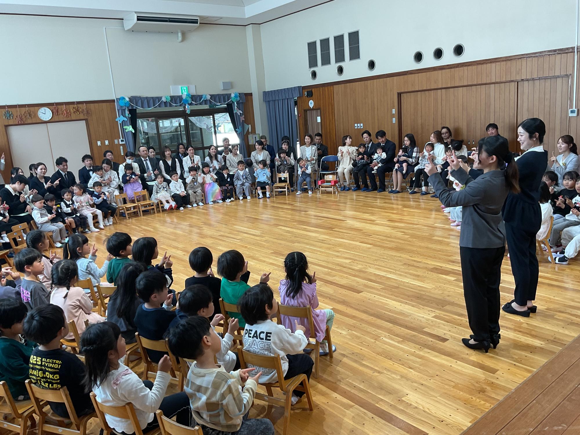 入園式、みんなで手遊び楽しいね
