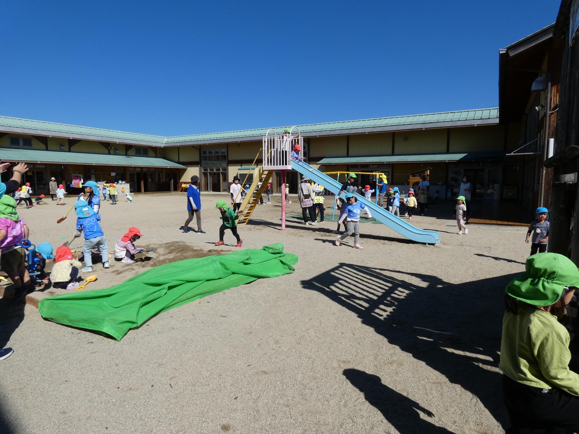 みんなで遊具で遊んだよ