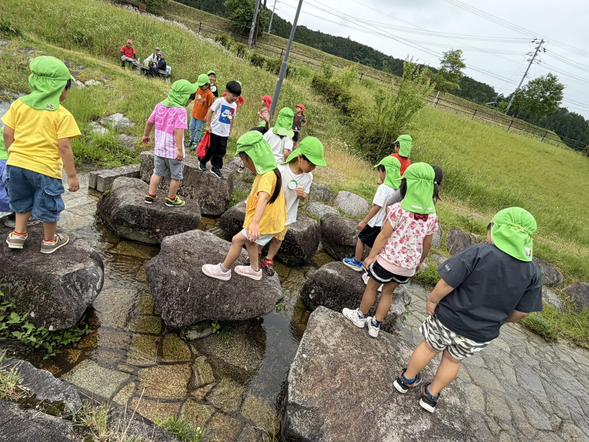 岩をジャンプ！落ちないようにね！