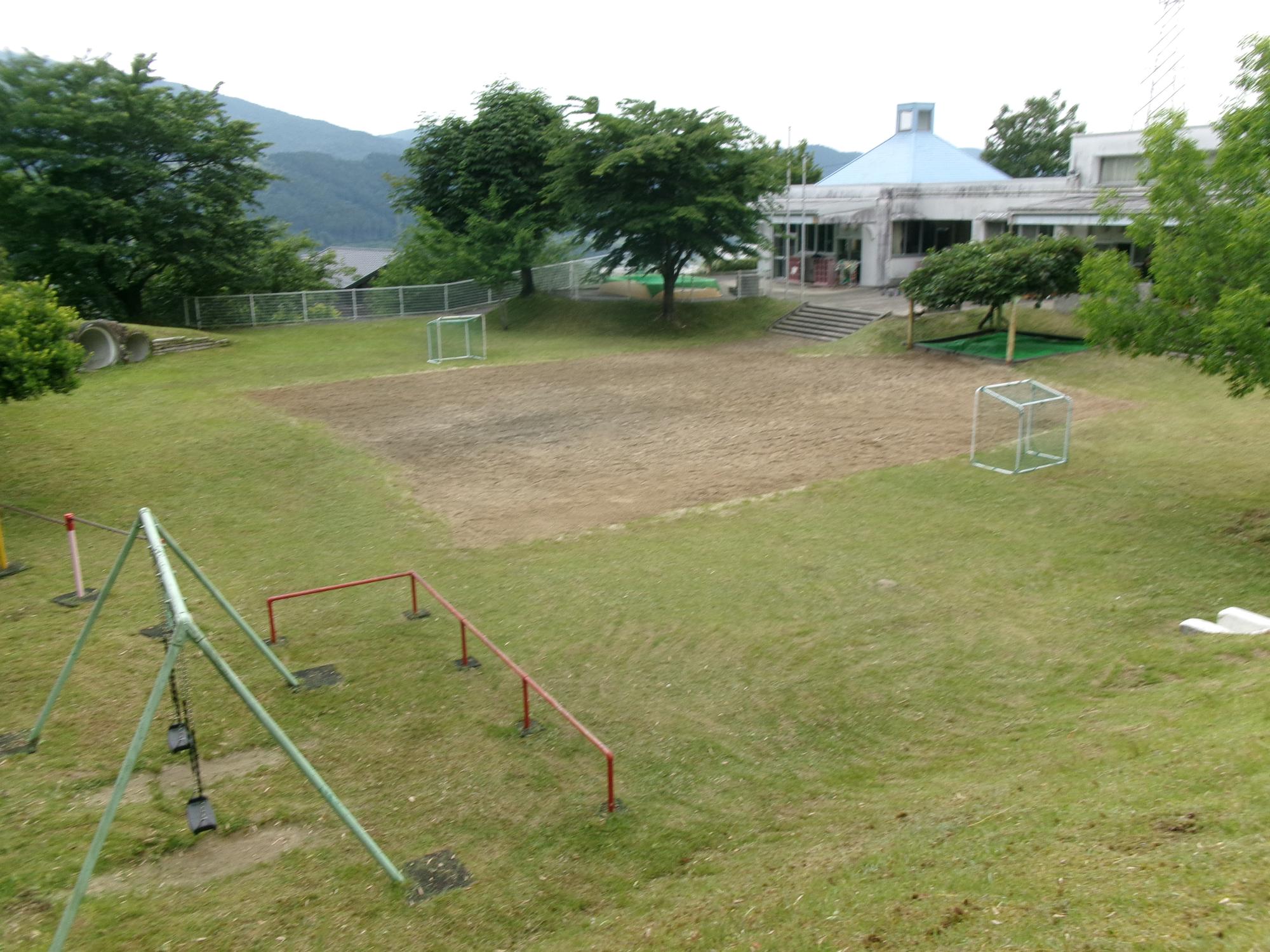 草刈り後園庭