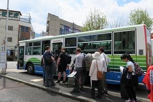 中津川駅前でバスを待つ外国人観光客