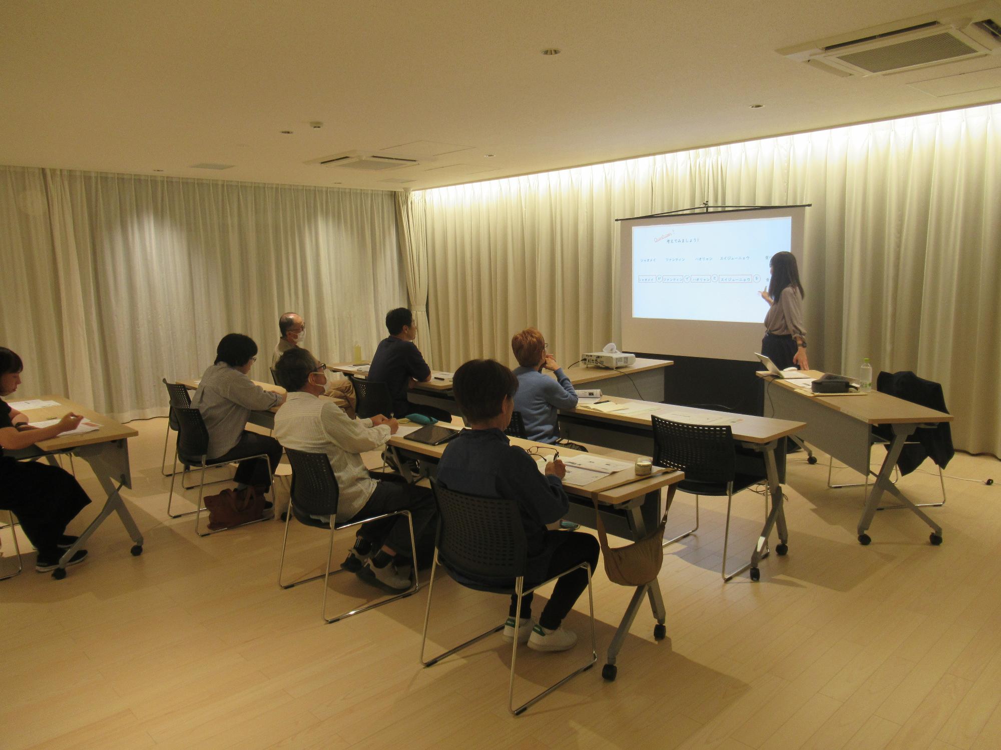 16日（水曜日）やさしい日本語講座で参加者が講座を受けている様子
