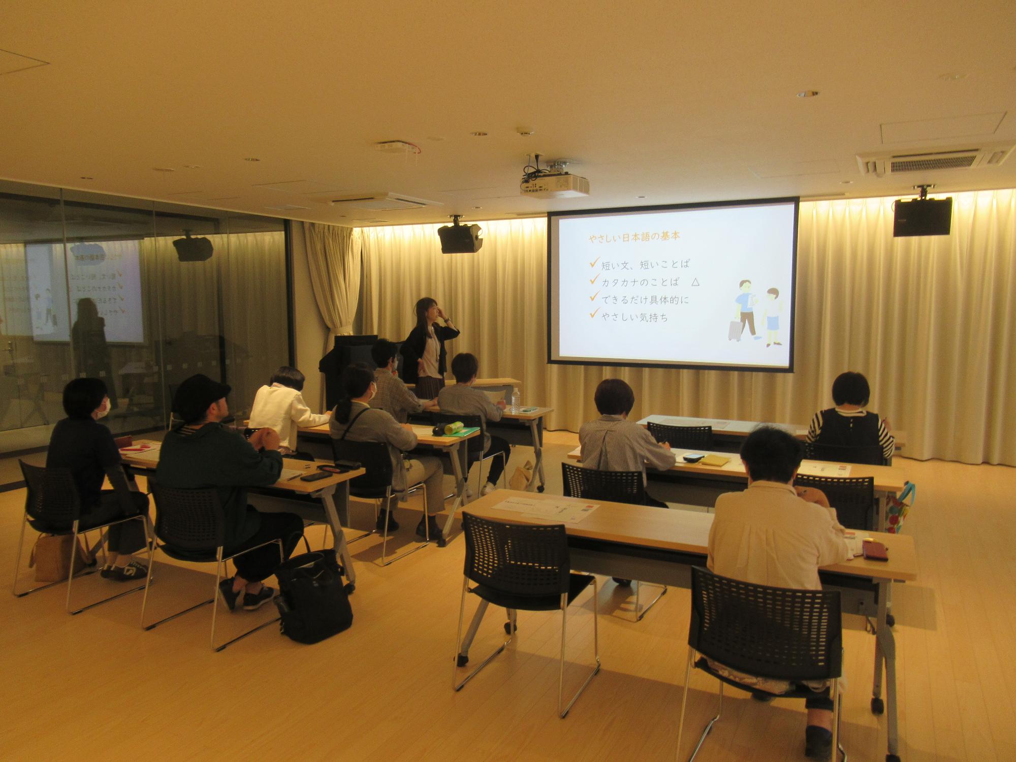 26日（土曜日）やさしい日本語講座で参加者が講座を受けている様子