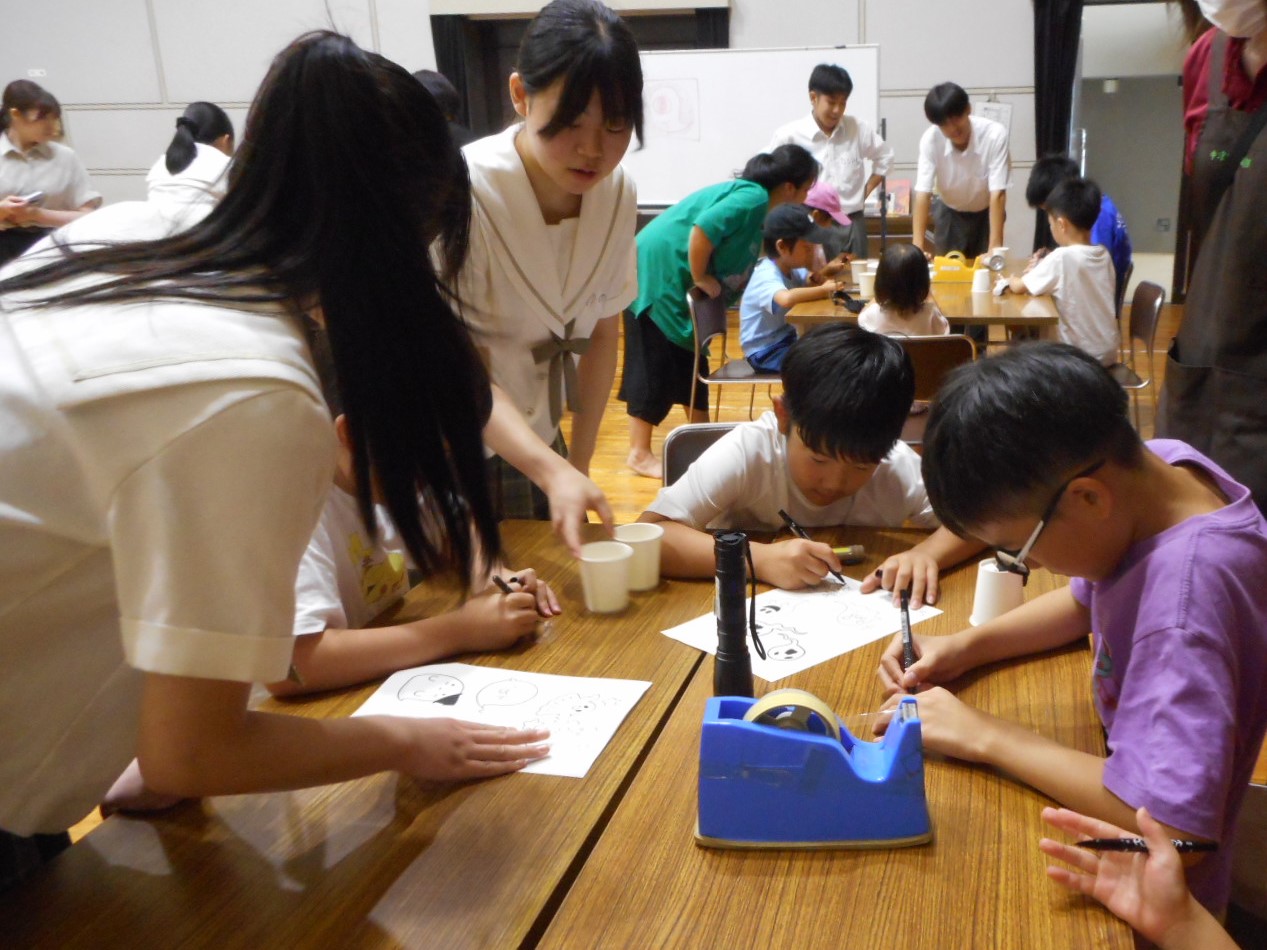 坂下公民館図書室まつり工作の様子