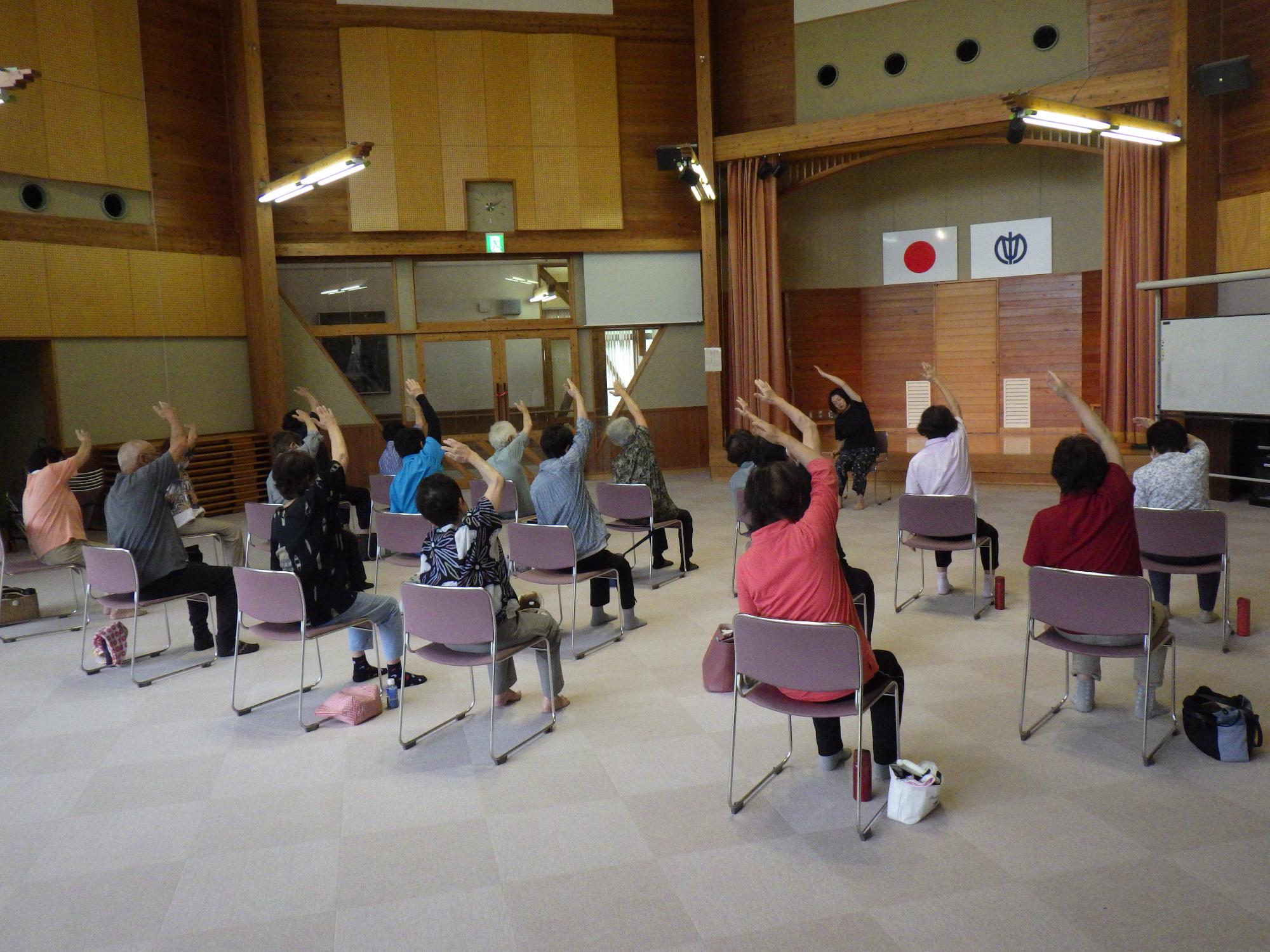 「椅子ヨガ」の様子