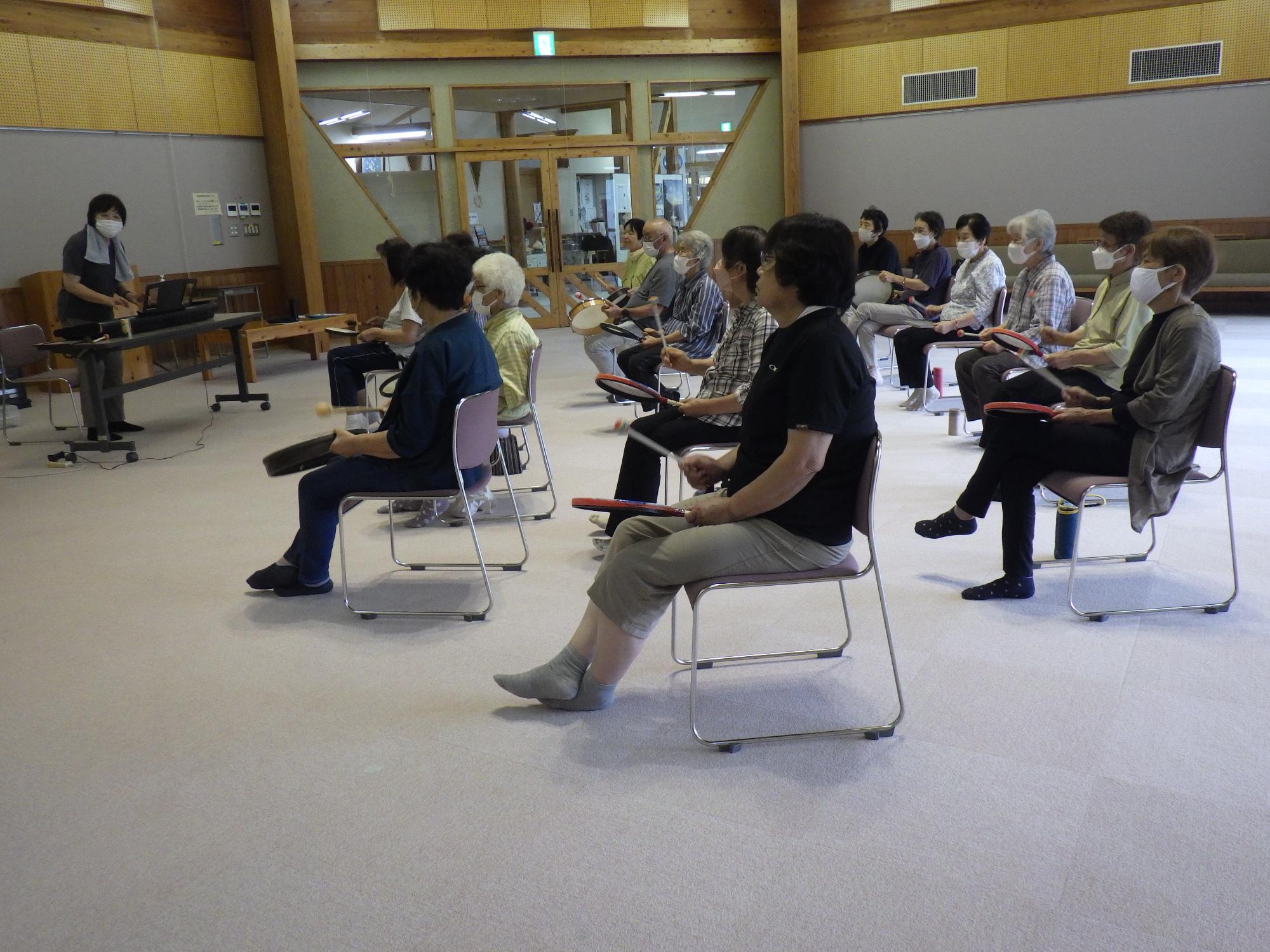 「音楽療法」の様子