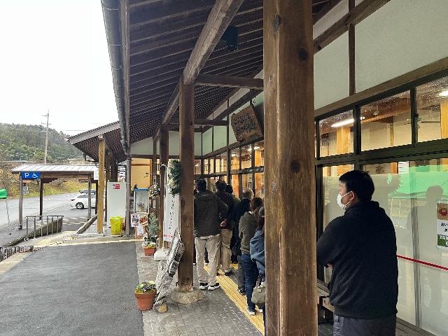 道の駅きっぷに並ぶ来館者