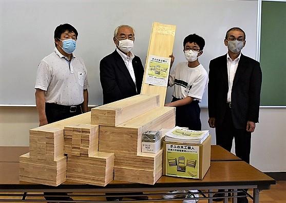 中津川市産東濃ヒノキ木工教材の贈呈式
