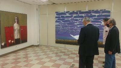 2021年06月16日市美術家協会展で市長が説明をうけています