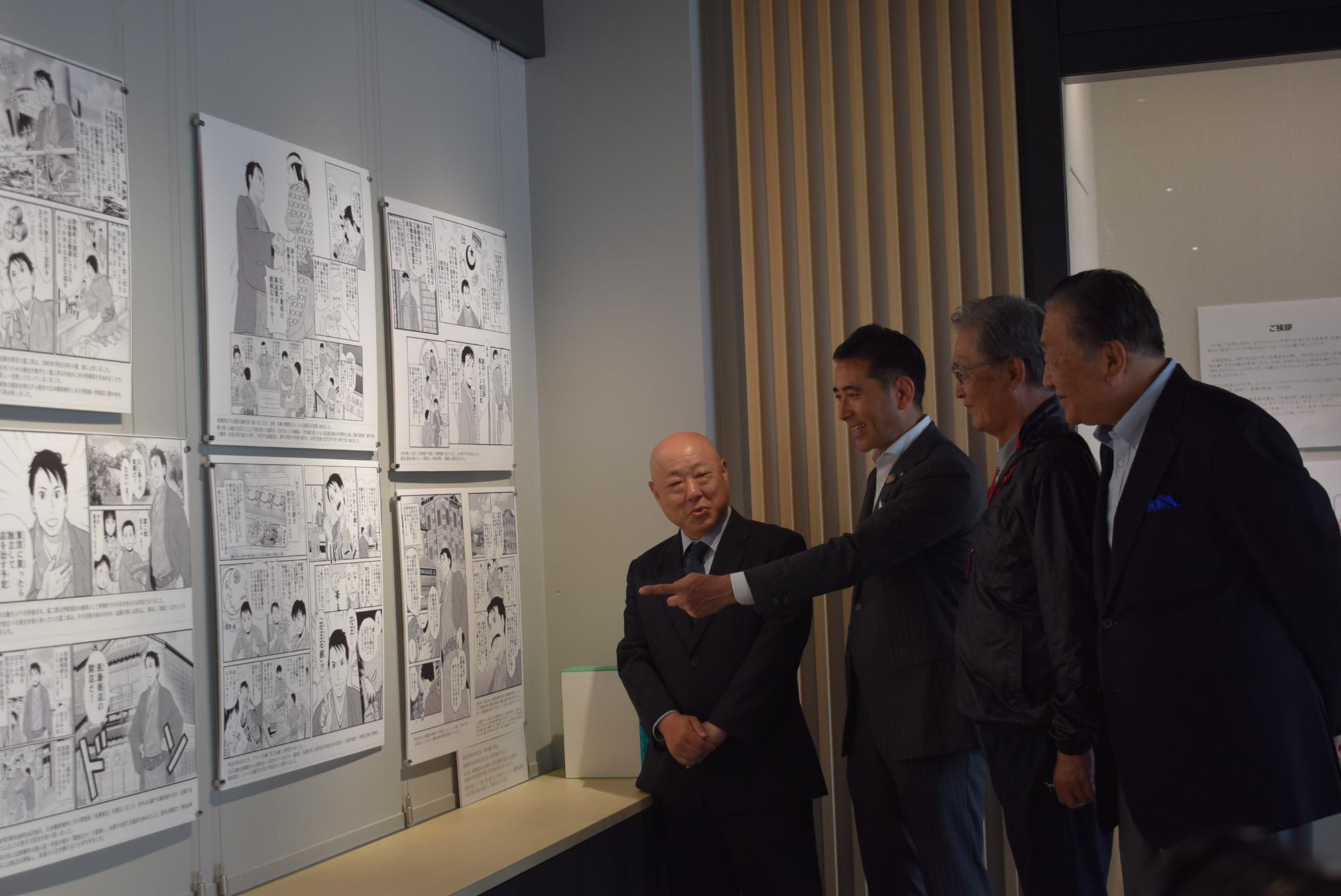 20240602長瀬富郎企画展を視察する小栗市長
