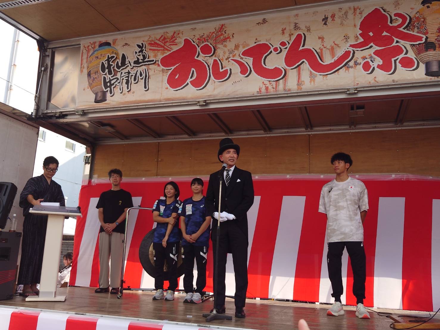 20240813おいでん祭オープニング壇上で市長が挨拶している様子