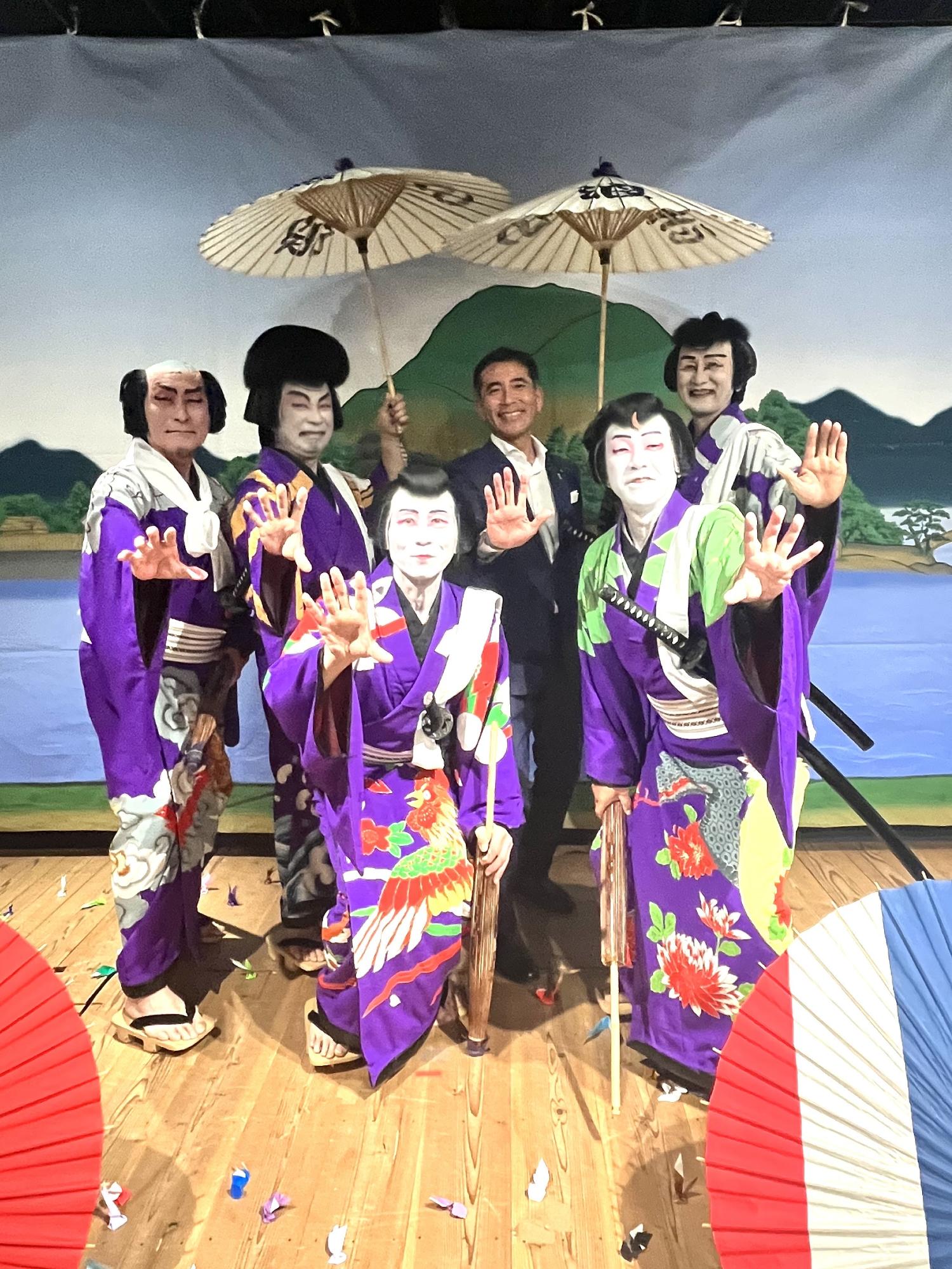 20240929地歌舞伎ひとまちテラス公演で、市長と演者のみなさんが笑顔でうつる集合写真