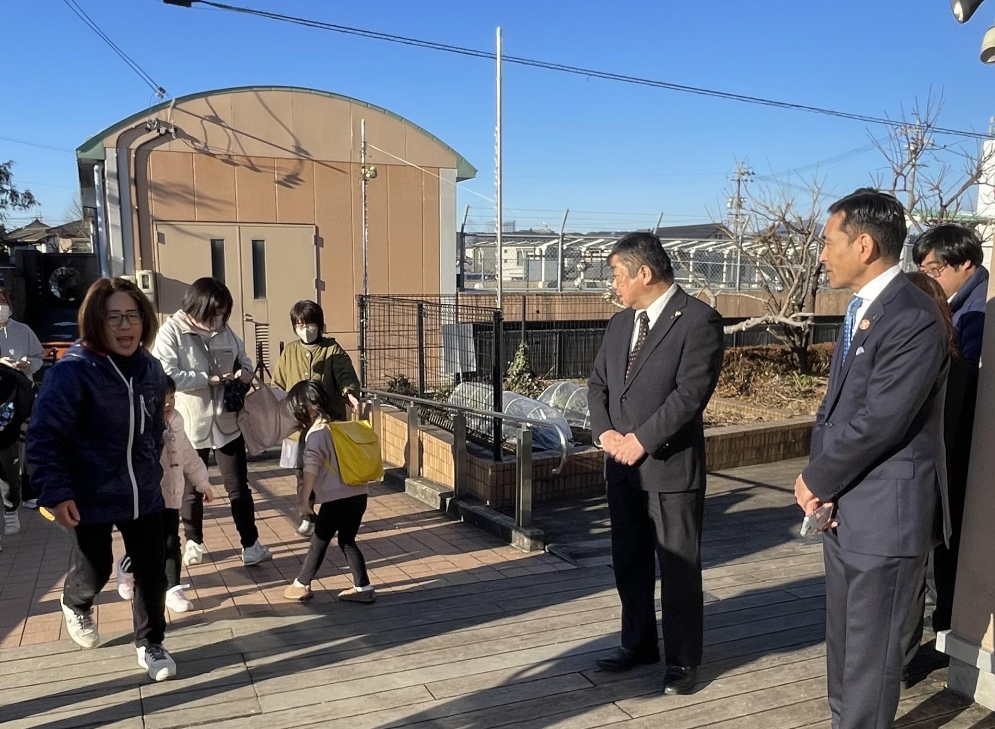登園時の状況を見ている様子