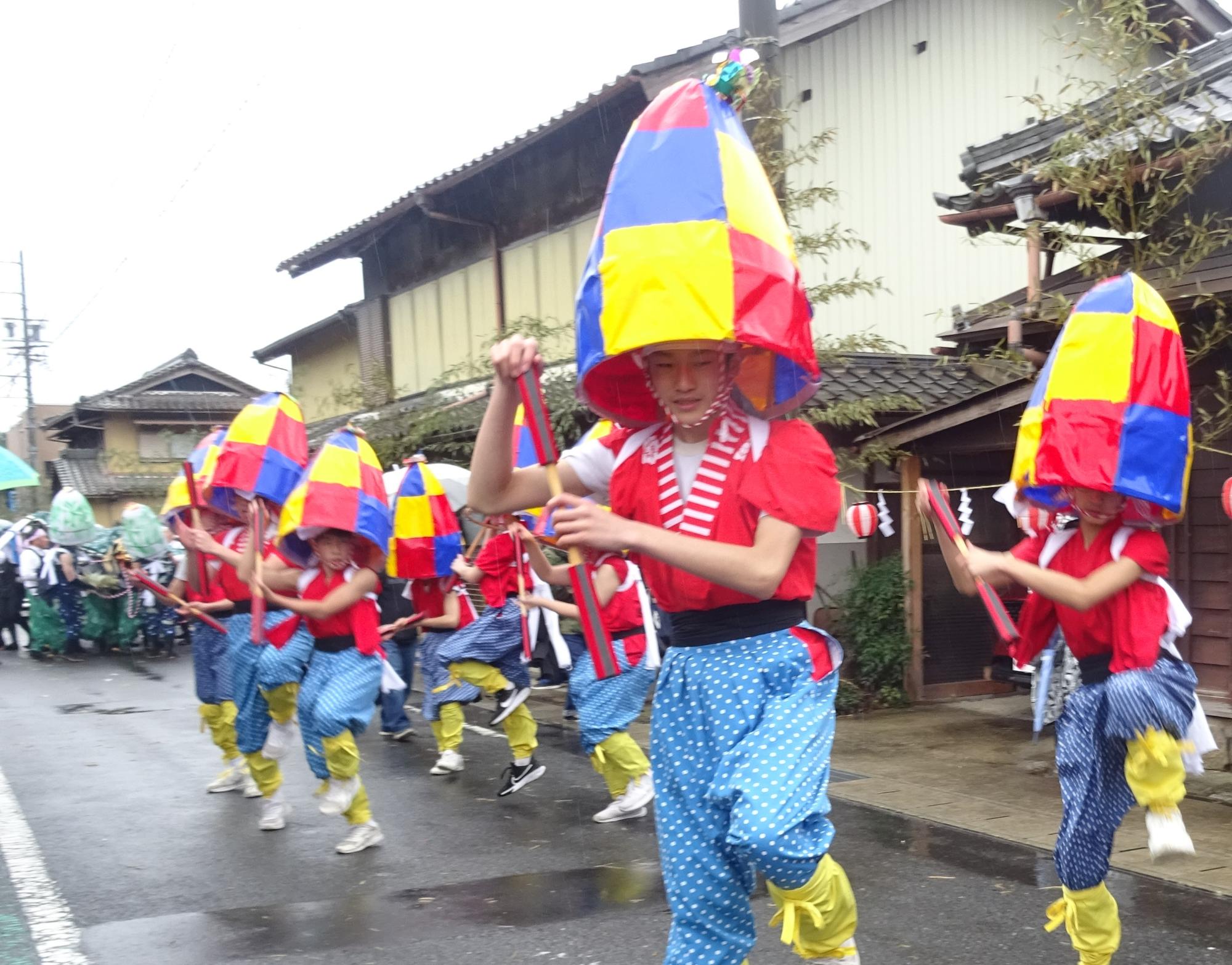 杵振り踊りに参加する蛭川中学校の生徒