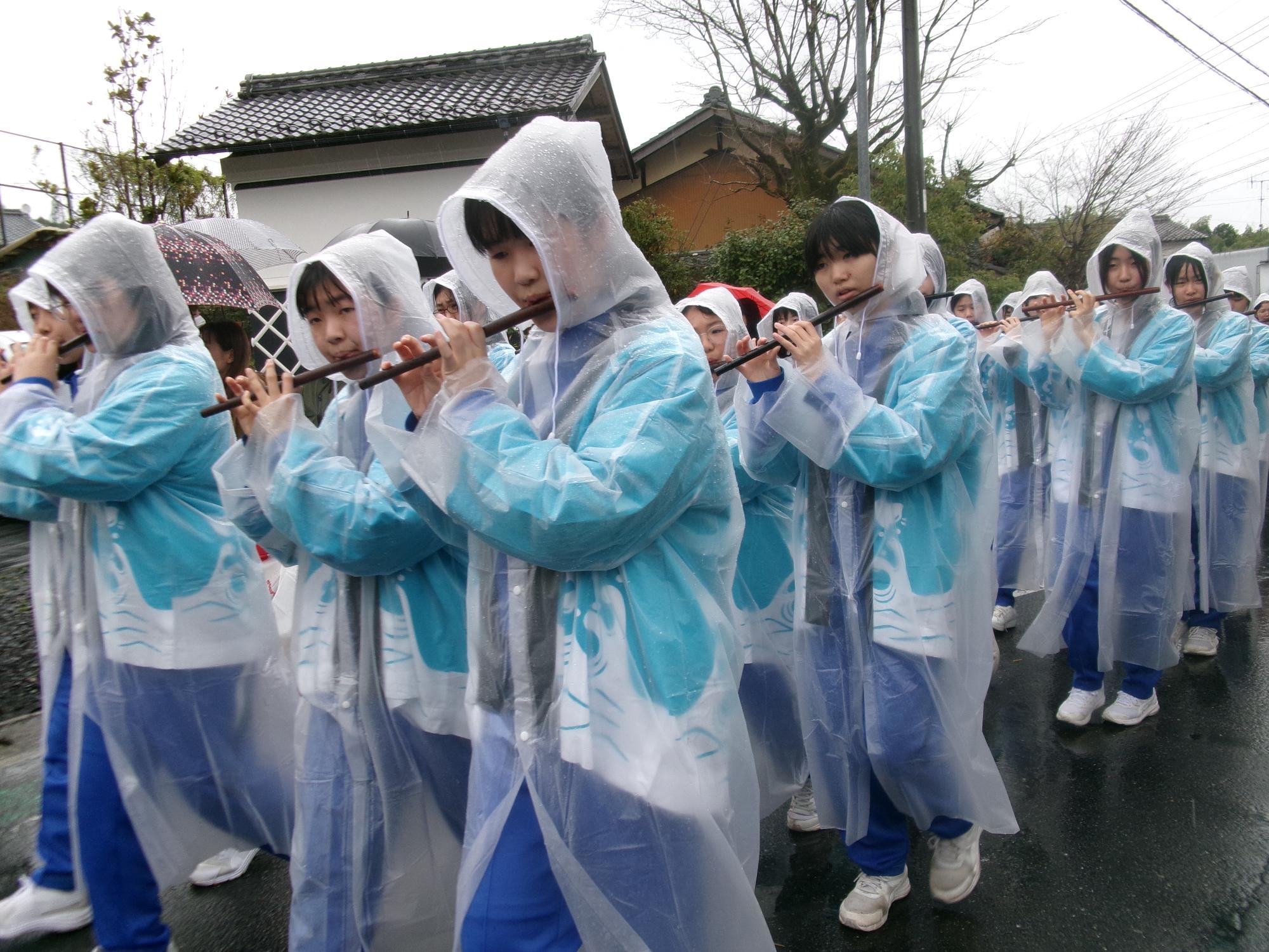 杵振り踊りに参加する蛭川中学校の生徒