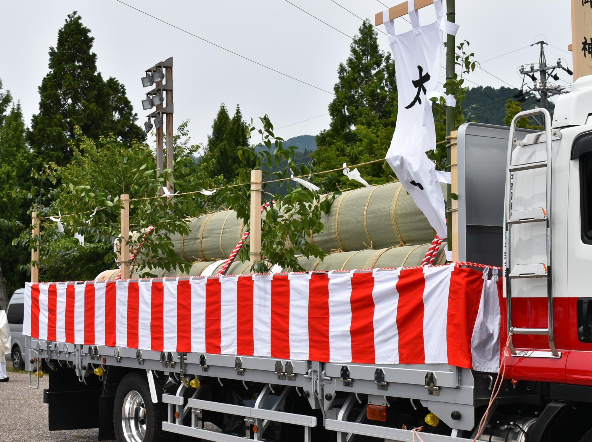 トラックに乗っている御神木