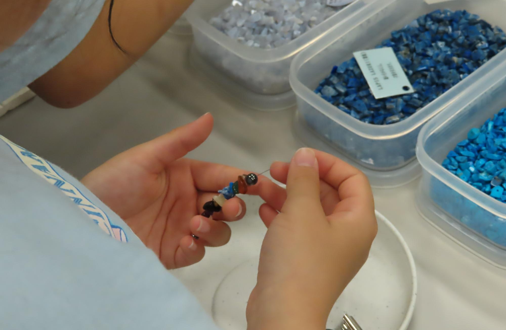 ミュージアムフェスタでの手作りアクセサリー体験の様子